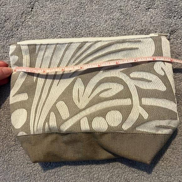 Elegant Beige and Cream Travel Bag - Picture 4 of 5